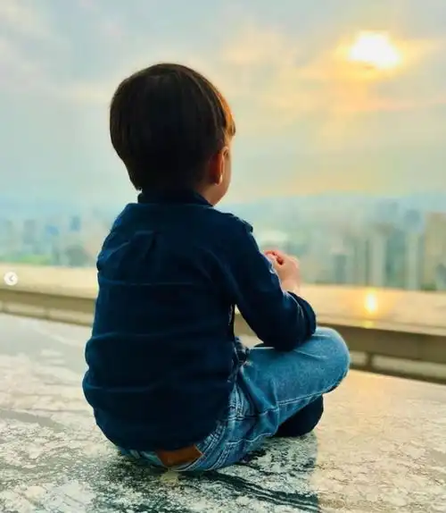 周杰伦晒儿子罗密欧照片,网友快出新专辑,不要塌房