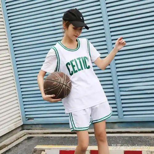 男生会喜欢打篮球的女孩子嘛,就是那种很像男孩子,但有时候有些傻傻的,也有点小可爱的