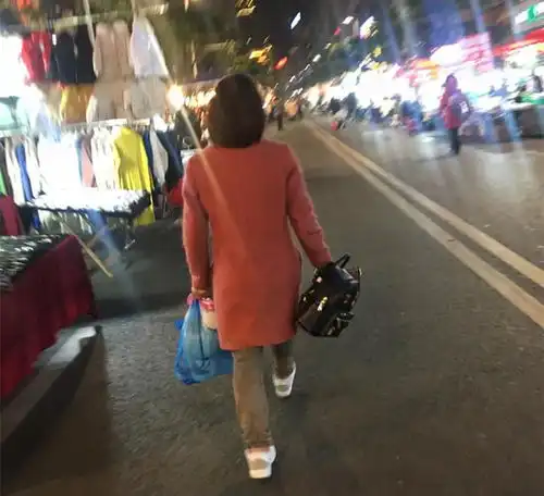14岁问题少女,偷盗去酒吧叫男服务员,谁来为孩子的未来买单