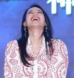 结了婚的舒淇越发豪放仰头大笑露牙龈