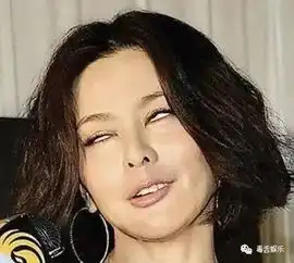 伊能静被拍丑照骂媒体是狗被曝整容大街上敷面膜