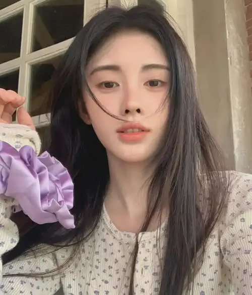 鞠婧祎悄悄变样了在芒果晚会上表情不自然,近照也让人脸盲