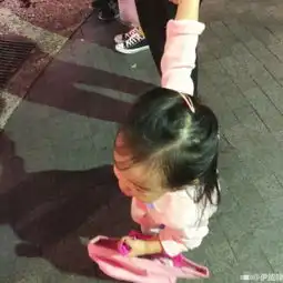 伊能静与老公及爱女逛街一家人幸福感爆棚