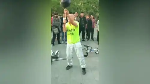 大爷公园亮绝活,最后的表情也是亮点