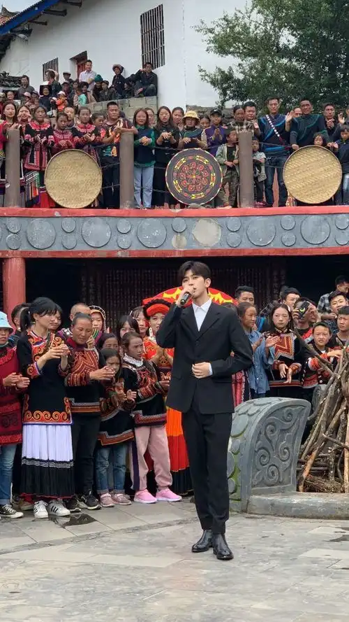 蔡徐坤公益活动生图,身着黑西装颜值耐打,怎一帅字了得