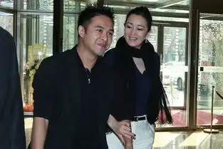 巩俐紧挽粗犷男友人臂弯现身热聊不断图