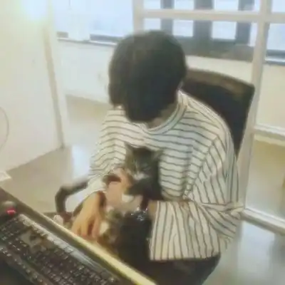 抱猫的男生头像真人