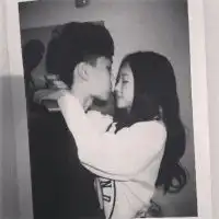 孤独头像黑白背影男生扣