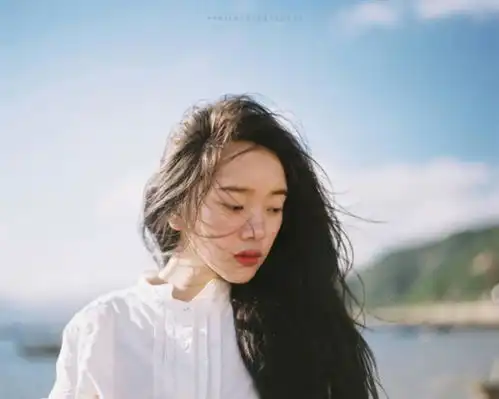 男生头像真人侧脸抱小动