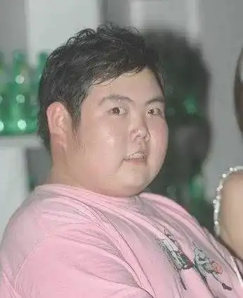 因一张照片火了19年,初代网红小胖,他如今怎么样了