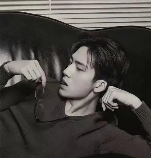高雅有内涵的男生头像