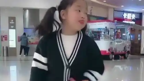 小女孩街上表演跳舞,可爱的表情优美的舞姿,感觉比专业的要好看