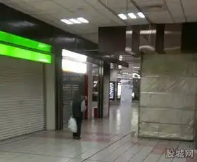 差点没了小命男子半夜遇无头阿伯险吓瘫实为低头玩手机