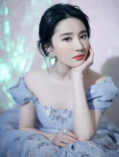 微博之夜神仙同框杨幂猛翻白眼杨颖面无表情,一旁的杨紫好无辜