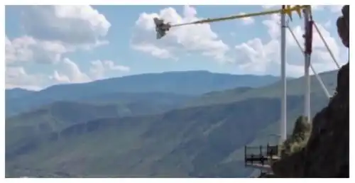 表情世界上最刺激的秋千,悬在100米的高空,要玩的人先签生死状表情