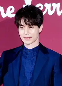 李栋旭身穿宝石蓝西装亮相尹恩惠雪炫李圣经同场争艳
