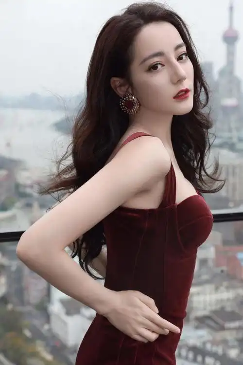 迪丽热巴给杨幂庆生惹怒蔡徐坤粉丝美女已经道歉,事情该结束了