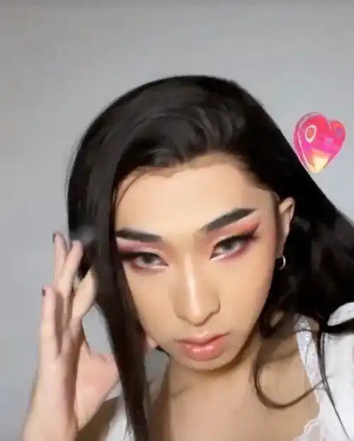 伊能静儿子曝新女装照,身穿白色短裙长筒靴子,奇装异服再引争议