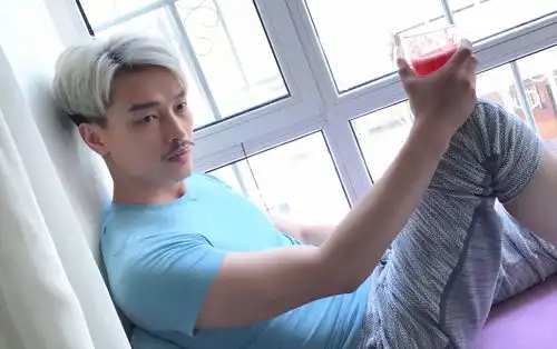 阳光型男陈韦然,笑容中带有邪魅的酷劲,给人刚毅而乐观
