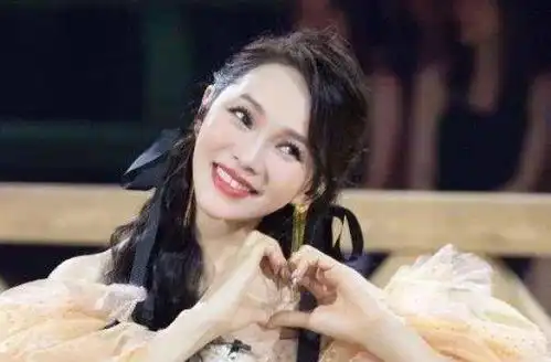 宁静被宣布担任队长时,谁注意伊能静的眼神了关系好坏一目了然
