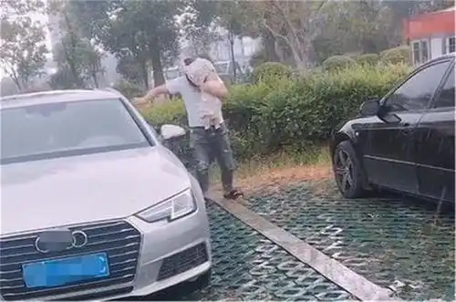 爸爸把女儿当工具人遮雨,是小棉袄无疑,网友跪榴莲警告