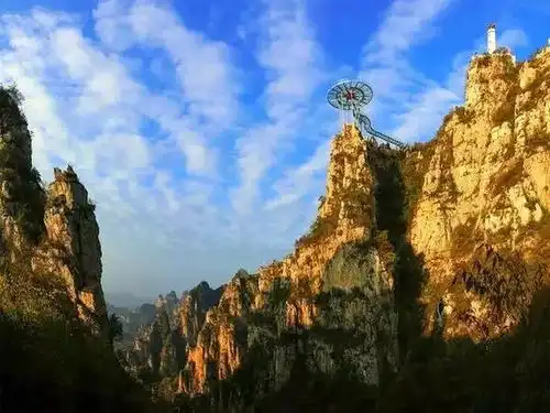太刺激咔嚓一响景区玻璃栈道突然炸裂,导游当场吓瘫