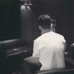 孤独头像黑白背影男生孤