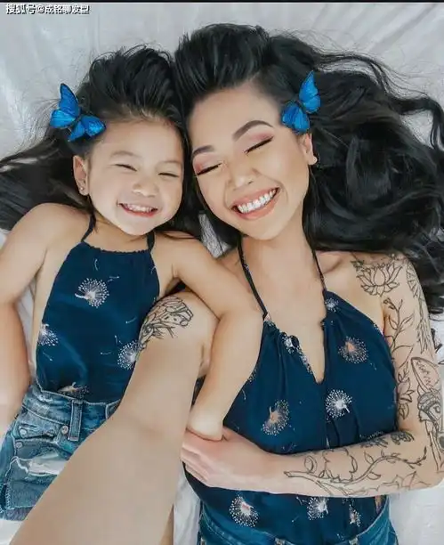 神仙母女亲子发型亲子装,连表情都是同款,妈妈真有爱女儿太可爱