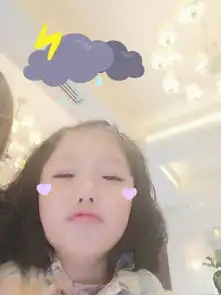 张丹峰和洪欣的女儿四岁了,爱上自拍的她就是小可爱本人