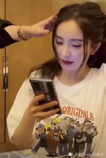 杨幂边拆头发边看杨颖留言,看到手机时,网友好爱国