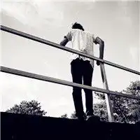 灰色伤感男生黑白背影,一个人看海是孤独的