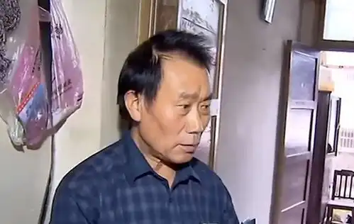 母亲离世,父亲成孤寡老人,儿女都身家百万却要和亲爹断绝关系