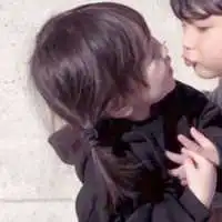 小男孩小少女亲嘴头像