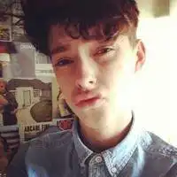 等待只是一时的疏远欧美男生头像