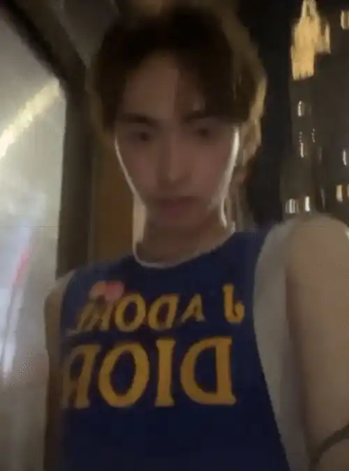 伊能静儿子晒自拍,穿女士背心露小蛮腰,扭胯行走姿势超妩媚