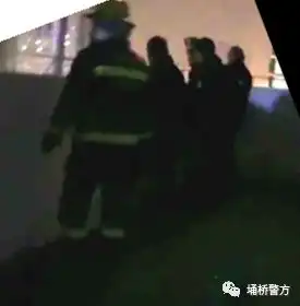 男子感情受挫,怀抱孩子欲跳楼苦劝三小时最终
