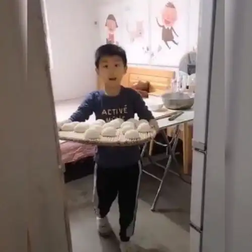 人家9岁娃能独自蒸馒头你的这些错误观念,耽误了孩子的独立