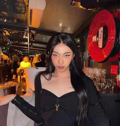 伊能静儿子穿女装过圣诞节,长发披肩妆容精致,面对镜头很自信