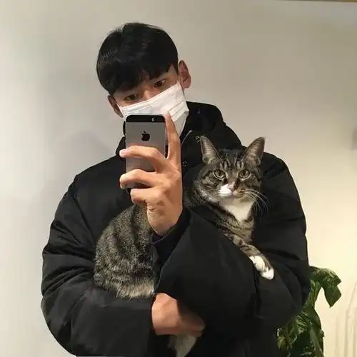抱着猫猫的男生头像
