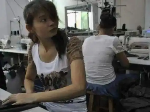 这是你的青春吗流水线女工的消失,是三千万光棍悲惨生活的开始