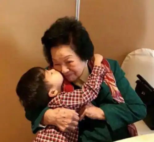郭启刚女儿名字曝光,再次打破豪门祖上规定,网友酸了神仙父母