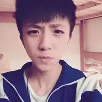 下面的这个头像,里面的男生叫什么名字啊