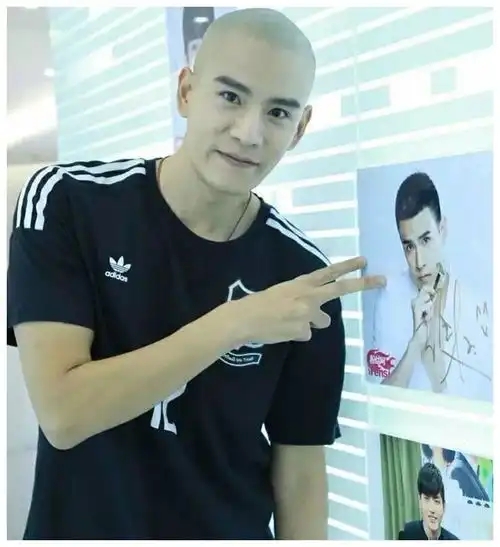 当男星剃成光头,张一山痞气,罗晋普通,看到许凯两眼放光