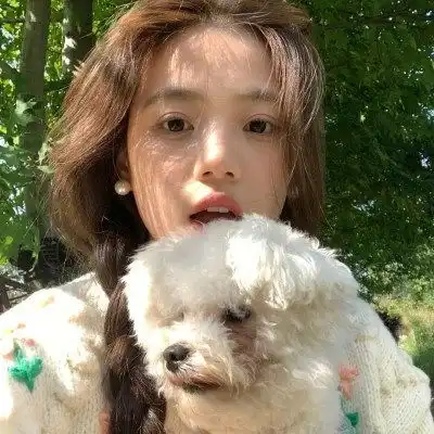 男生抱萨摩耶头像狗狗