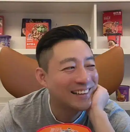 马筱梅刚睡醒汪小菲看筱梅两眼放光各种逗趣网友还变温柔了