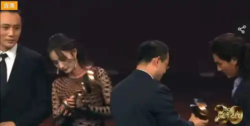 杨幂微博之夜获得公益榜样人物,台下一众明星的表情亮了