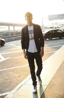 男生头像阳光质感迎光