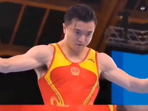 体操冠军刘洋耍酷动作原来是大拇指抽筋了,被迫做出的表情