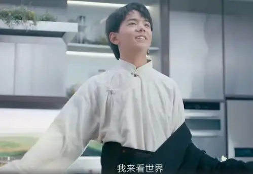 丁真第一次坐房车里睡觉,睡姿没有安全感,表情却让人心生佩服