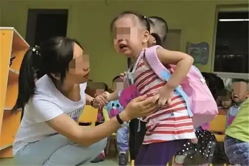 4岁女娃在幼儿园3天无人来接,老师打开书包后看红了眼